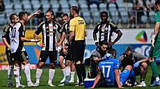 Marek Suchý ošetřovaný na trávníku.