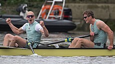 Gabriel Mahler (vpravo) slaví triumf na legendárním veslaském závod.