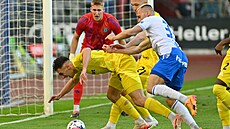 Erik Prekop se v pokutovém území opírá o Matje Hadae.