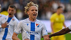 Matj ín se raduje z branky v semifinále MOL Cupu.
