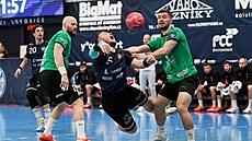 Jan Kupa se sna�í prosadit mezi dvojicí protihrá��, vlevo Jan U�ek, vpravo Ilja...