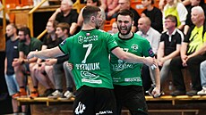 Denis Harabi� (�elem) se raduje s Iljou Bliz�ukem.  .