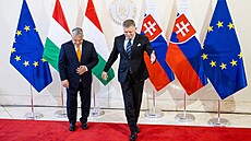 Maarský premiér Viktor Orbán (vlevo) se slovenským premiérem Robertem Ficem...