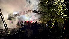 Gará� s karavanem za�ala ho�et v noci na ned�li.