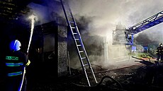 Gará� s karavanem za�ala ho�et v noci na ned�li.