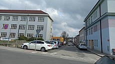 Prostor u milevské koly T. G. M. se plní auty ped zaátkem vyuování, pak u...