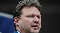 Poslanec ANO Radek Vondrá�ek na tiskové konferenci ve Sn�movn� (22. dubna 2025)