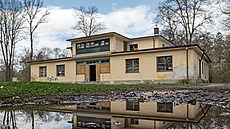Objekt vojenské plovárny na b�ehu �eky Chrudimky v Pardubicích u� desetiletí...