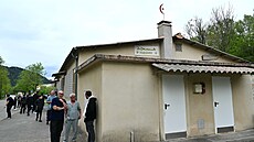 Lidé p�ed me�itou Khadija v La Grand-Combe na jihu Francie po vra�d�...