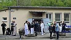 Lidé ped meitou Khadija v La Grand-Combe na jihu Francie po vrad...