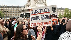Lidé se ú�astní pochodu proti islamofobii po vra�d� muslima Aboubakara ve...