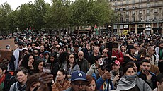 Lidé se ú�astní pochodu proti islamofobii po vra�d� muslima Aboubakara ve...