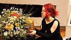 Poh�ební pr�vodkyn� Veronika �á�iková.