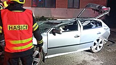 idi na Vsetínsku petoil auto na stechu, zastavilo se a o budovu u...