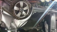 Řidič na Vsetínsku přetočil auto na střechu, zastavilo se až o budovu u...