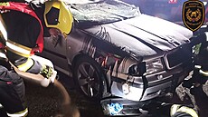 Řidič na Vsetínsku přetočil auto na střechu, zastavilo se až o budovu u...