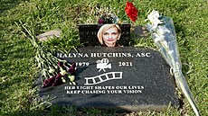 Hrob kameramanky Halyny Hutchins v Zahrad� legend na h�bitov� Hollywood Forever...