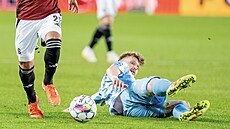 Plze�ský zálo�ník Pavel �ulc le�í na zemi, spar�an Qazim Laci pokra�uje dál....