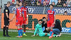 Plze�ský branká� Martin Jedli�ka je po srá�ce se spar�anem Martinem Vitíkem...
