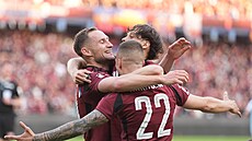 Jan Kuchta se se sparanskými spoluhrái raduje bhem semifinále Mol Cupu proti...