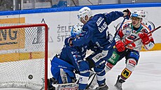 Gólman Michal Postava z Brna a jeho spoluhrá� Marek �aloga kryjí branku p�ed...