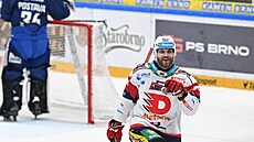 Ji�í Smejkal z Pardubic se raduje z gól� ve t�etím finále extraligy proti Brnu
