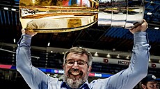 Trenér Komety Kamil Pokorný se raduje ze zisku extraligového titulu.