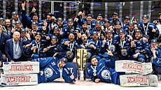 Hokejisté Komety se radují ze zisku extraligového titulu.