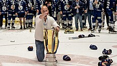 �éf Komety Libor Zábranský se raduje ze zisku extraligového titulu.