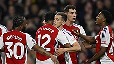 Leandro Trossard z Arsenalu (uprost�ed) se raduje se spoluhrá�i z gólu proti...
