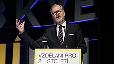 Premiér Petr Fiala (ODS) na konferenci Vzd�lání pro 21. století p�edstavuje...