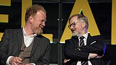 Ekonom a �editel Knihovny Václava Havla Tomá� Sedlá�ek a premiér Petr Fiala...