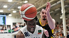 Jordan Ogundiran slaví úspnou akci, za ním Petr lechta.
