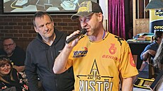 Fanklub Ropáci on Tour vzpomínal v restauraci Nudle na litvínovský hokejový...