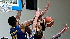 Smutní úste�tí basketbalisté v�etn� kapitána Pecky (vpravo).