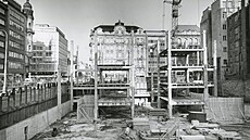 Takhle to na rohu Národní a Spálené vypadalo n�kdy mezi lety 1972 a 1975.
