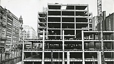 Takhle to na rohu Národní a Spálené vypadalo nkdy mezi lety 1972 a 1975.