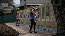 Zvtené karty ctností, které jsou vystavené ve farní zahrad v...