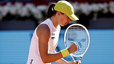 Iga �wiateková se raduje z dobré vým�ny na turnaji v Madridu.
