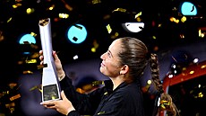 Jelena Ostapenková pózuje s trofejí pro vítzku turnaje ve Stuttgartu.