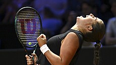 Jelena Ostapenková slaví vítzství ve finále turnaje ve Stuttgartu.