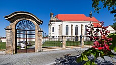 Kostel Nejsv�t�j�í Trojice v areálu barokního zámku v Rychnov� nad Kn�nou