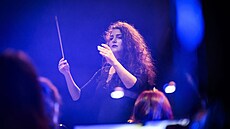 Dirigentka Michaela Rózsa R��i�ková z hradecké Filharmonie