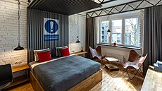Industriální styl apartmánu Solaris podtrhují i pou�ité materiály �i st�ny bez...