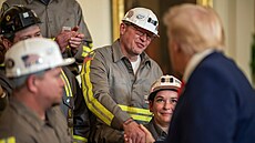 Americký prezident Donald Trump zdraví horníky p�ed podpisem výkonného na�ízení...