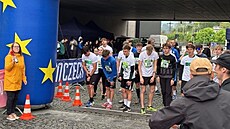 Závod odstartovala 1. nám�stkyn� hejtmana Jindra Zalabáková (vlevo)