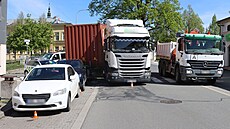 Od taha�e se po projetí k�i�ovatky odpojil �patn� p�ipojený náv�s nalo�ený...