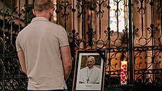 V katedrále svatého Václava v Olomouci chodí v��ící k piet� za zesnulého pape�e...