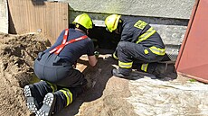 Star�í mu� se  v Hradci Králové propadl v rekonstruovaném dom� z p�dy do...