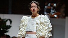 Takto vypadají trendy svatební aty pro rok 2025. Jsou uité z tké,...